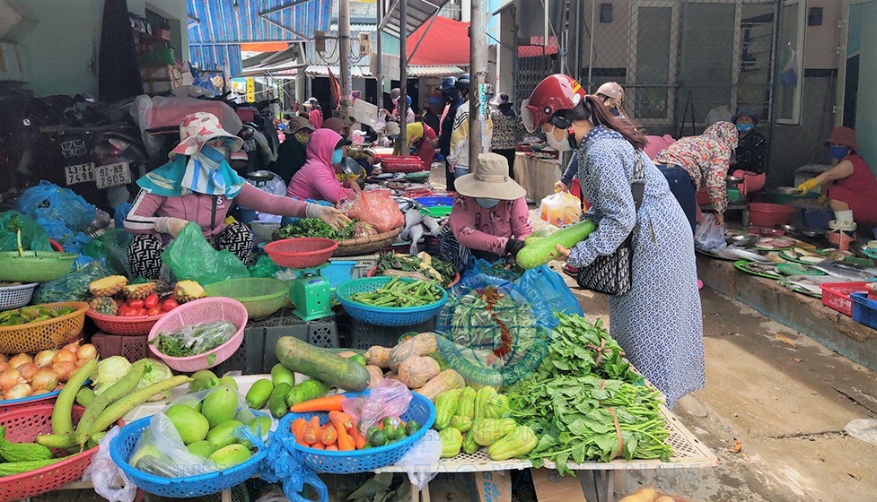 Tại chợ Chiều (phường Thọ Quang, quận Sơn Trà), hoạt động mua bán vẫn diễn ra bình thường. Các loại rau, củ, quả phong phú.