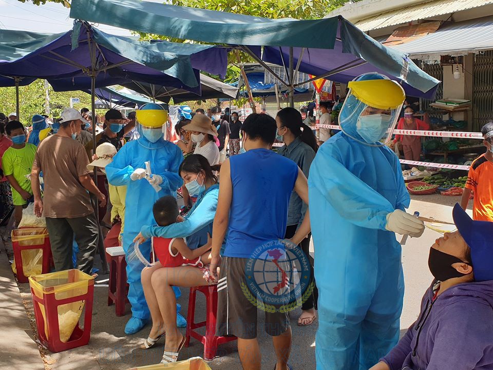 Y tế quận Sơn Trà lấy mẫu xét nghiệm COVID-19 cho tiểu thương chợ Nại Hiên Đông và người đi chợ ngày 11-8