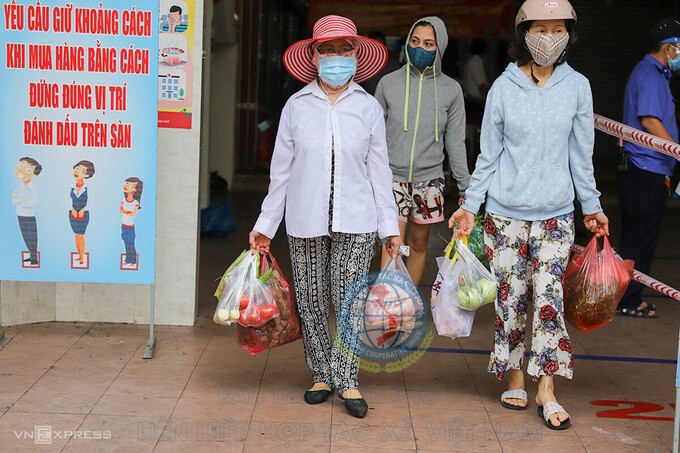 Người tiêu dùng Việt Nam giảm chi tiêu khi dịch quay lại