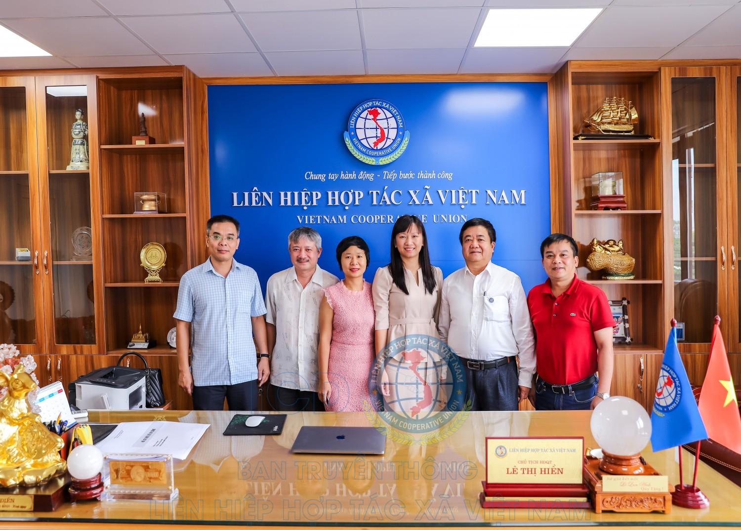 Đoàn cán bộ Liên minh Hợp tác xã Việt Nam chụp ảnh cùng Chủ tịch Liên Hiệp hợp tác xã Việt Nam Lê Thị Hiền