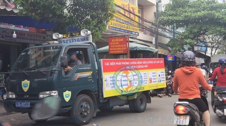 Xe của lực lượng quy tắc đô thị thường xuyên túc trực tại chợ Hòa Khánh.