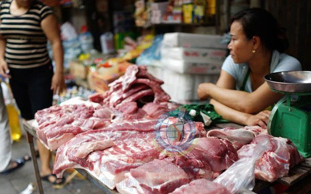 Thịt lợn ế ẩm cả năm, tiểu thương ngoài chợ đành phải giảm giá