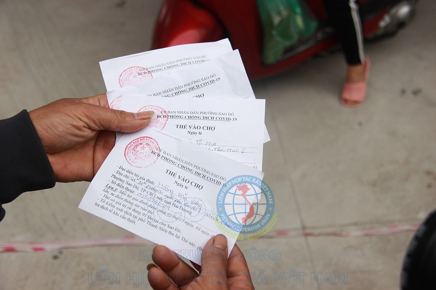 Dân vùng dịch Chí Linh nhận thẻ 3 ngày đi chợ một lần