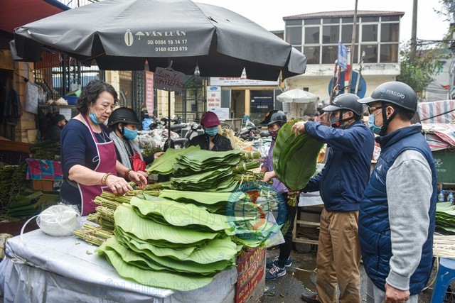 Phiên chợ họp ngày cuối năm, chỉ bán lá dong rừng, lạt tre ở Hà Nội