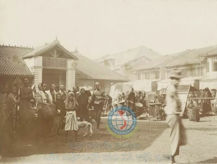 Cảnh họp chợ ở khu chợ cũ của Chợ Lớn năm 1902. Khu nhà chợ trong ảnh ngày nay là Bưu điện Chợ Lớn trên đường Hải Thượng Lãn Ông.