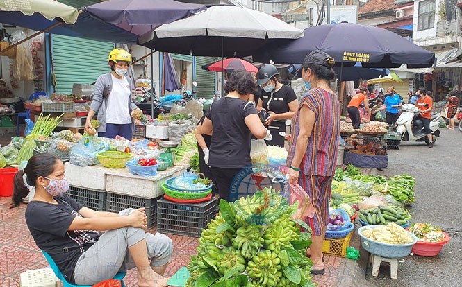 Người dân còn lơ là phòng dịch khi tới mua sắm tại chợ.