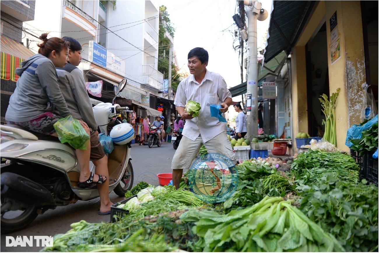 "10.000 đồng mua được 2-3 cọng rau" tại các chợ ở TPHCM
