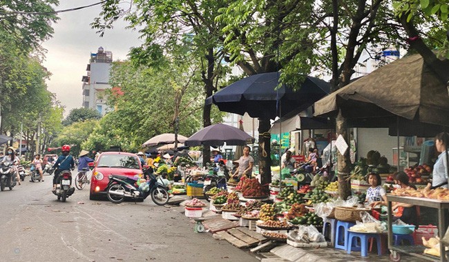 Chợ cóc gây mất an toàn giao thông và mỹ quan đô thị (Ảnh: Hà Nội mới)