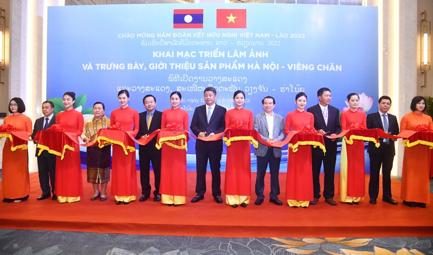 Các đồng chí lãnh đạo Trung ương, thành phố Hà Nội, Thủ đô Viêng Chăn (Lào) cắt băng khai mạc triển lãm ảnh và trưng bày giới thiệu sản phẩm Hà Nội - Viêng Chăn.