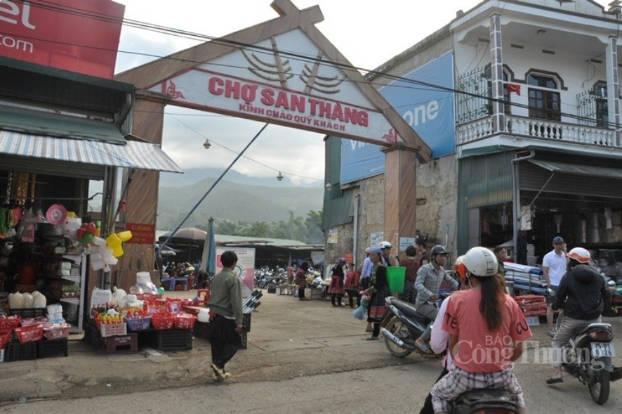 Chợ phiên San Thàng là nơi mua bán, trao đổi hàng hóa của người dân trong vùng