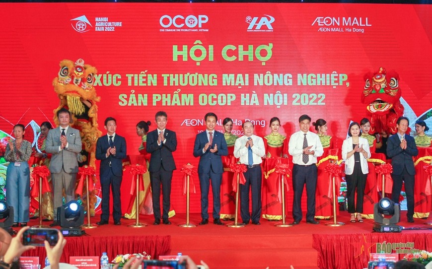 Các đại biểu thực hiện nghi thức khai mạc hội chợ.