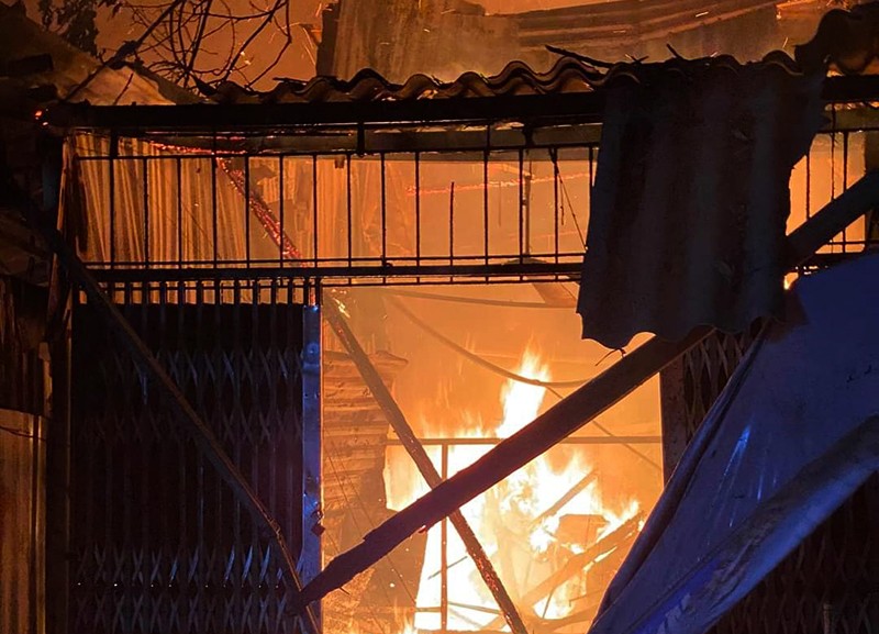 Hà Nội: Cháy lớn tại chợ đêm Lĩnh Nam