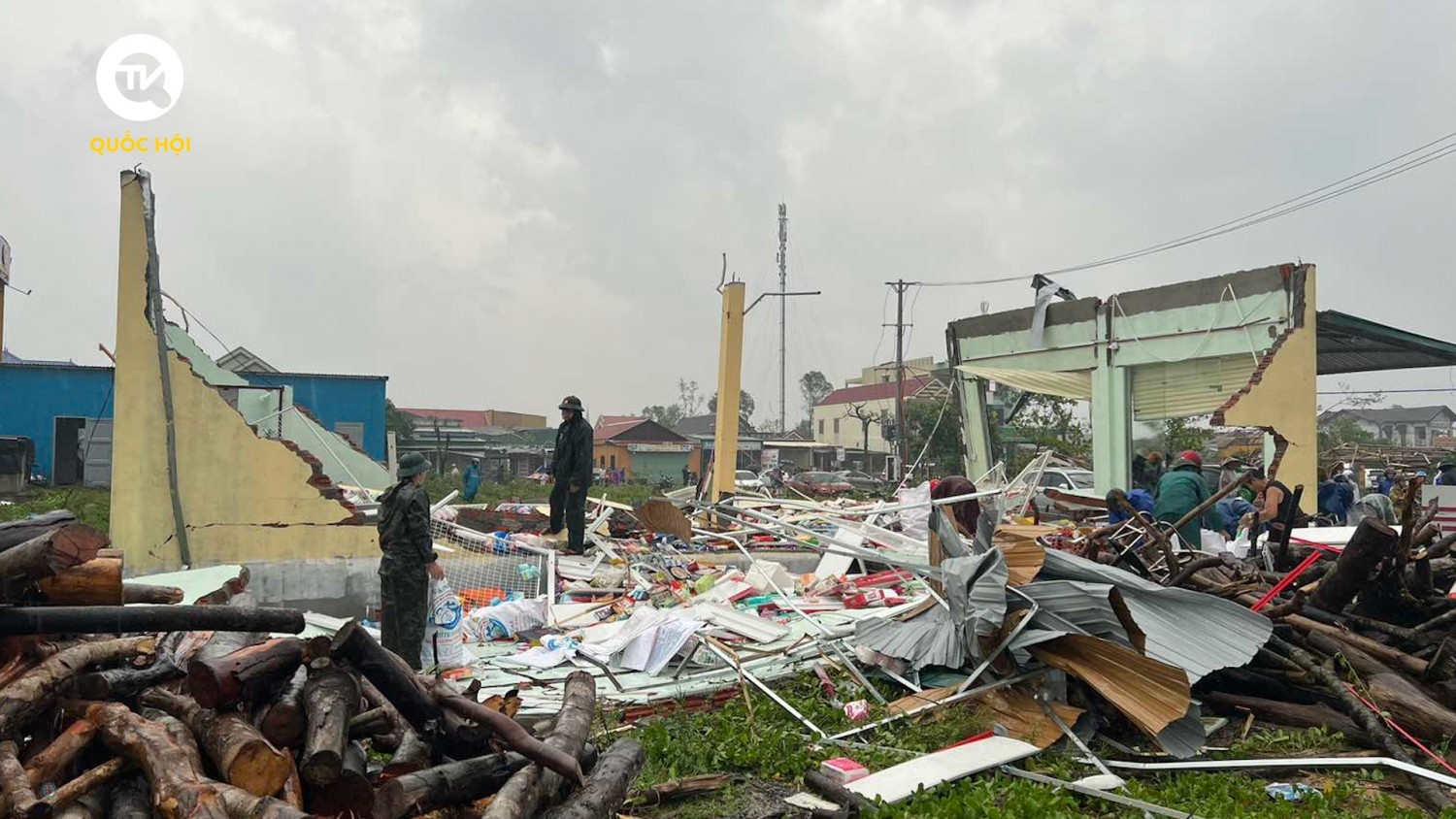 Thiệt hại của bão số 4 NORU ở Quảng Trị chiều 27/9: Chợ bay mái, tường nhà đổ sập